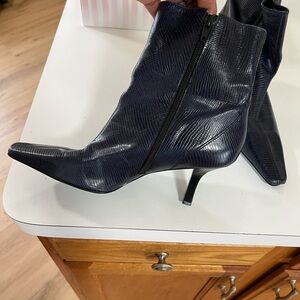 Elegant Navy Blue Women's Boots